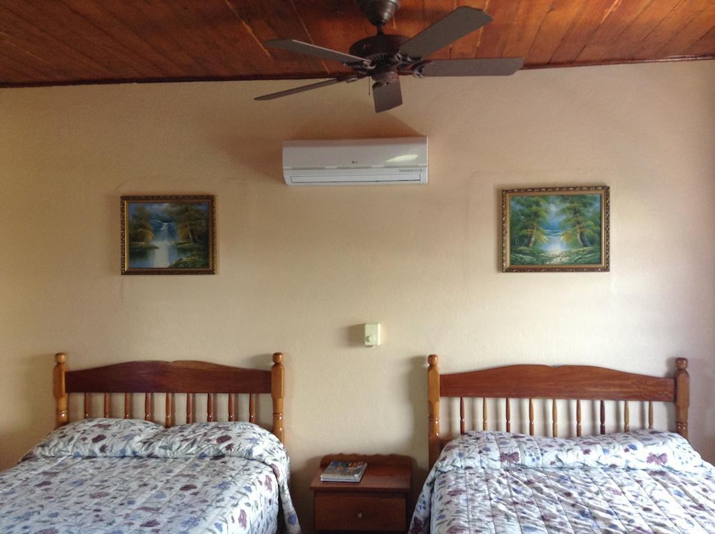 Anchorage Beach Resort Caye Caulker Eksteriør billede