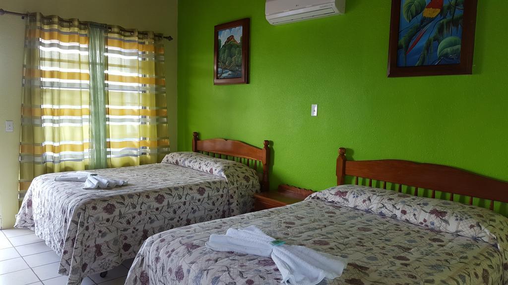 Anchorage Beach Resort Caye Caulker Eksteriør billede